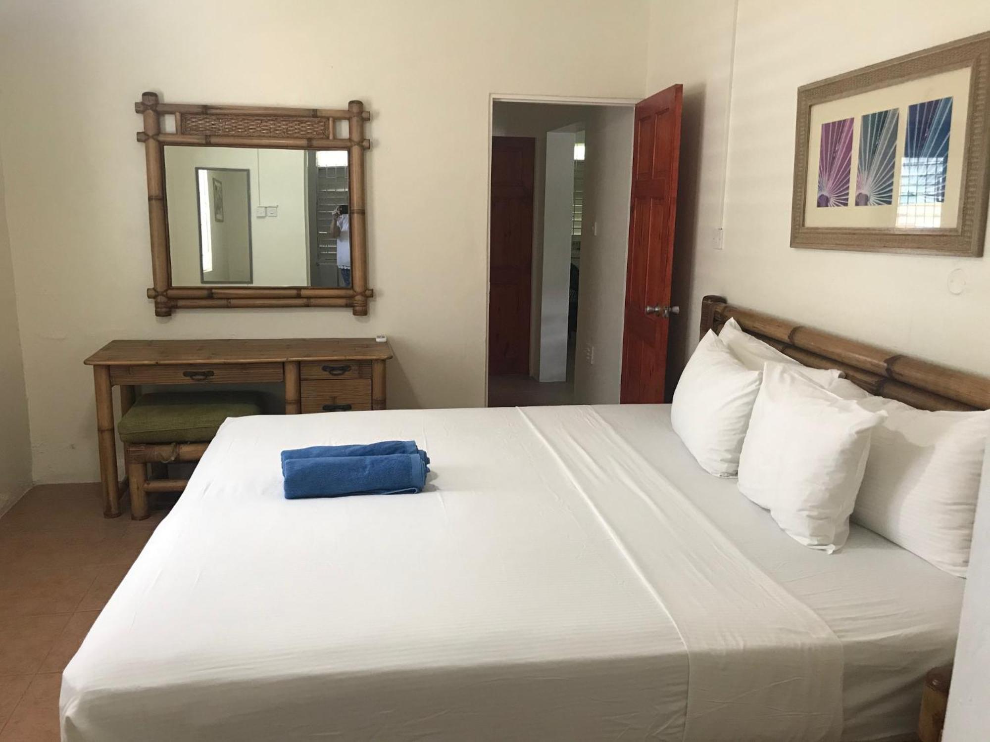 Coconut Court Beach Hotel Christ Church Ruang foto