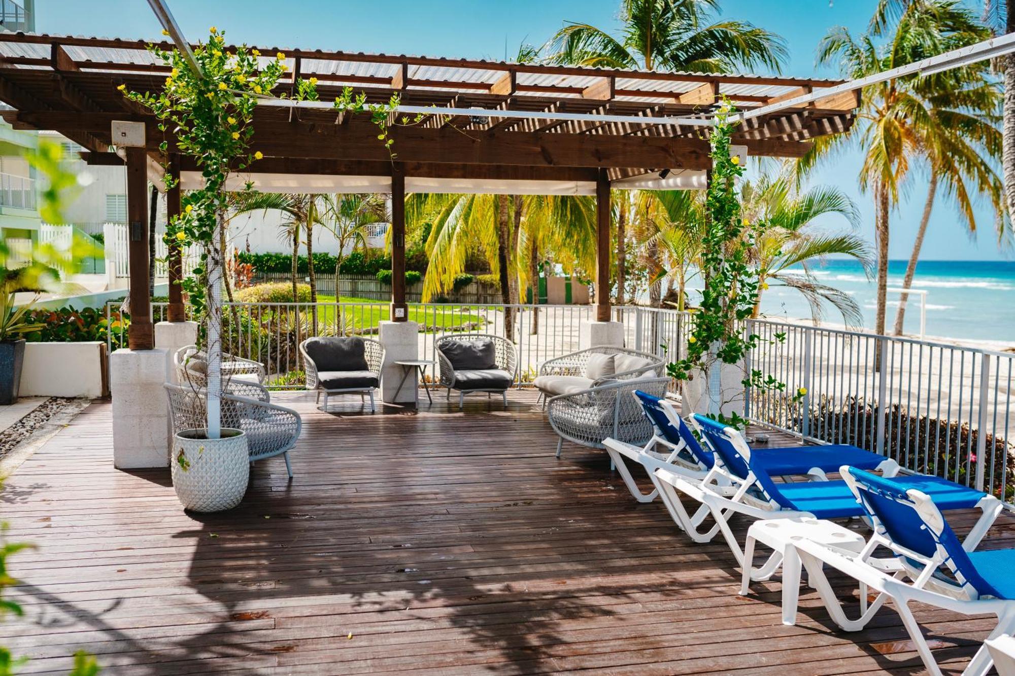 Coconut Court Beach Hotel Christ Church Bagian luar foto